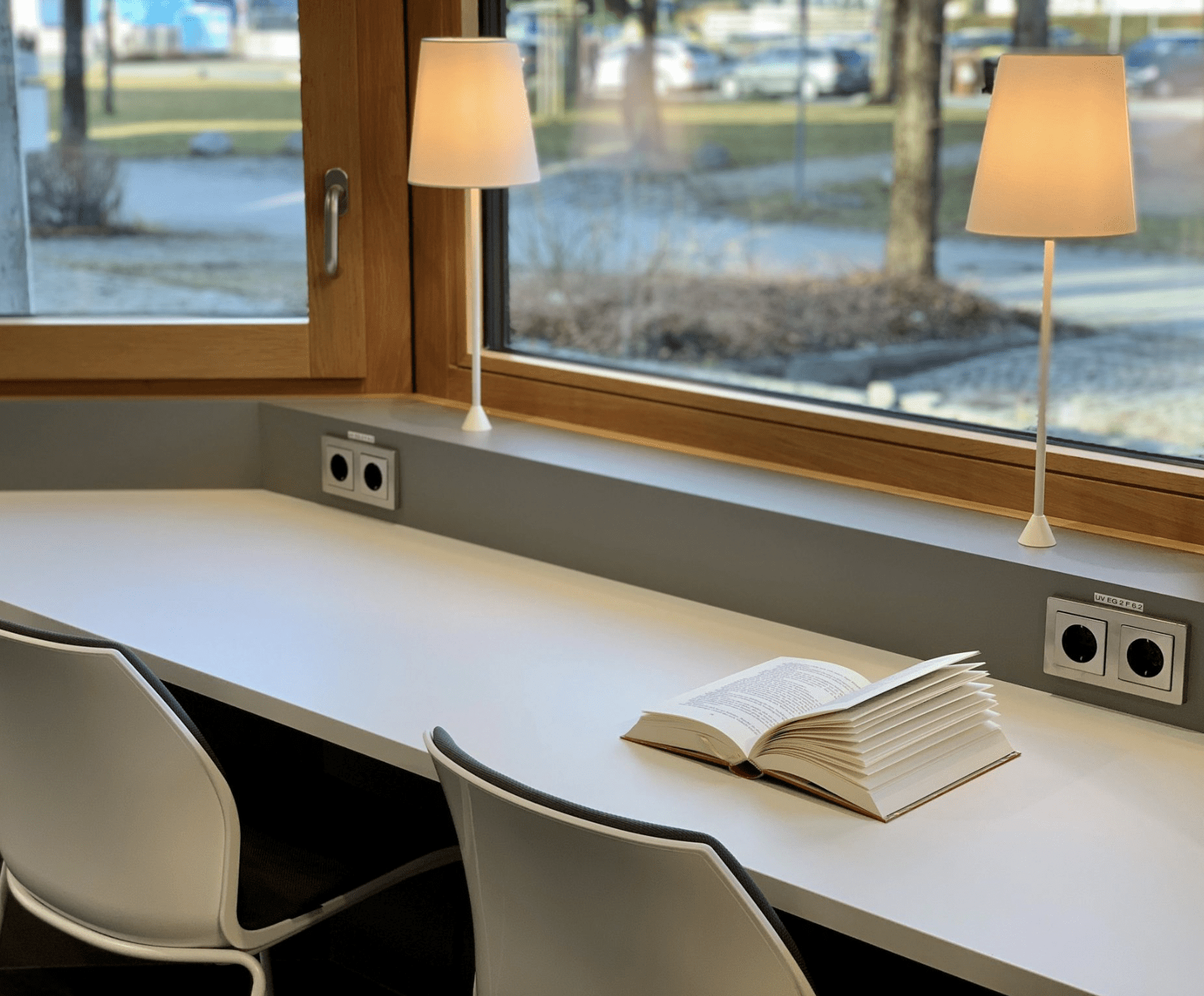 Gemeindebibliothek Neubiberg, Fenstertisch