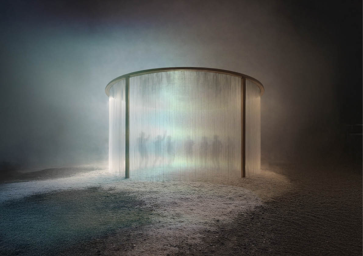 Verlichte cirkel met mensen in mist